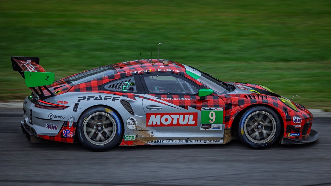 Porsche 911 GT3 R, IMSA GTD at VIR, panning shot